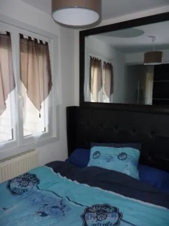 Apartment Front De *