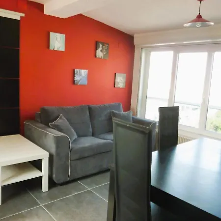 Apartment Front De